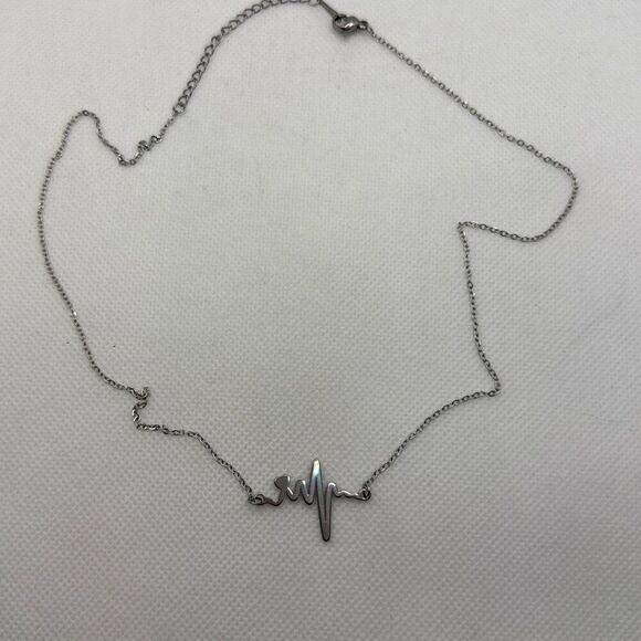 Brand New!! Heartbeat/EKG with heart rhythm necklack - Picture 1 of 4